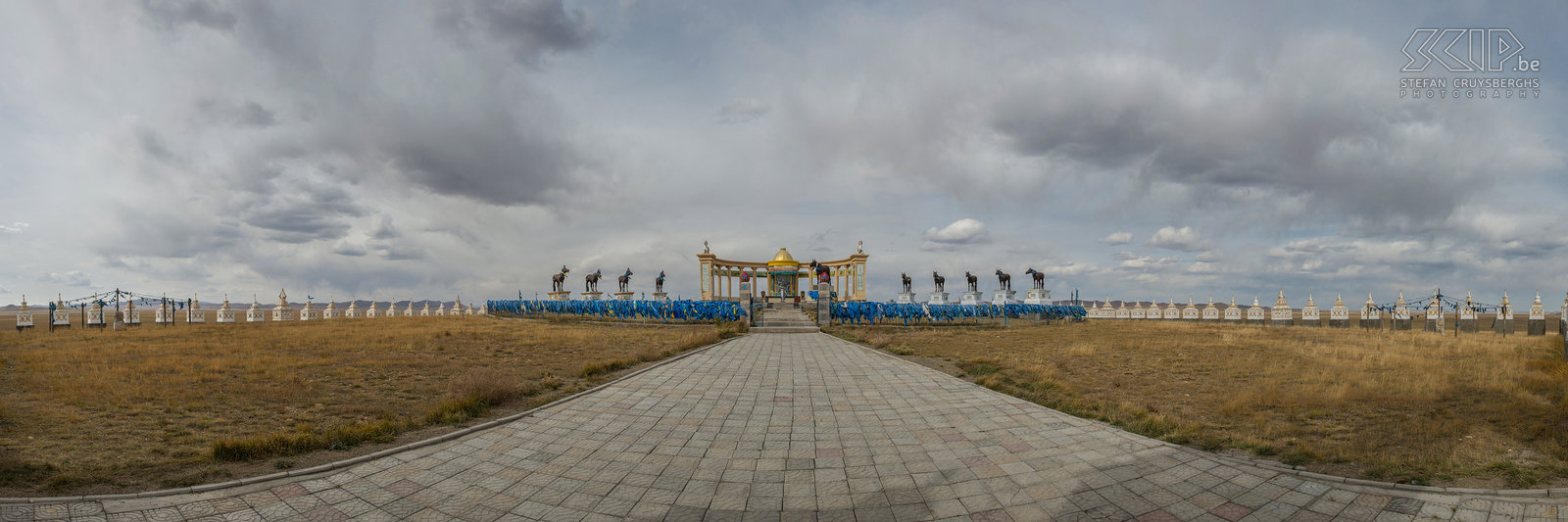 Arvaikheer - Paardenmonument Arvaikheer is een van de meest centraal gelegen steden van Mongolië. De naam is een verkorte versie van de naam van een beroemd racepaard, Arvagarkheer. Dit was het snelste paard in een zeer belangrijke race op het einde van de 18e eeuw. Recentelijk is het paarden herdenkingsmonument ‘Morin Tolgoe’ opgericht. Het monument heeft verschillende beelden van paarden en telt 108 stoepa’s. Stefan Cruysberghs